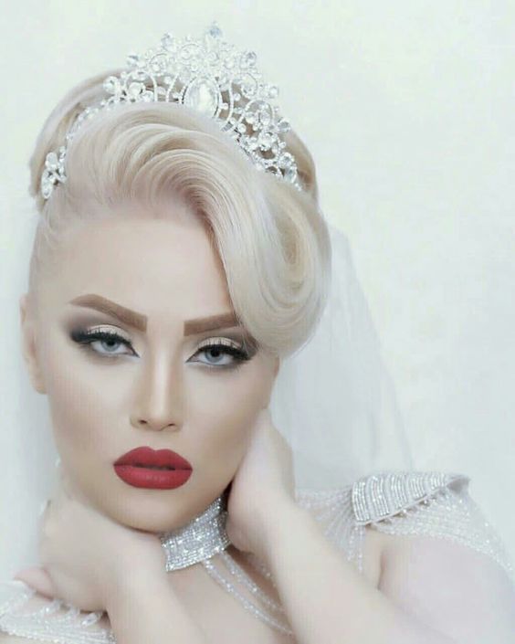 تسريحة ريترو مع تاج ملكي