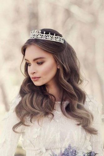 تسريحة شعر مموج بالتاج 