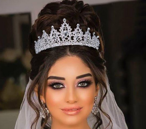 تسريحة مع الخصلات المنسدلة