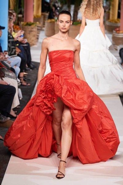 فساتين ملونة من اوسكار دى لارنتا Oscar de la Renta