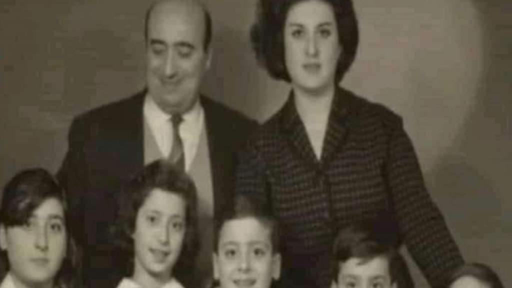 صورة عائلية تجمع الراحل وديع الصافي بعائلته