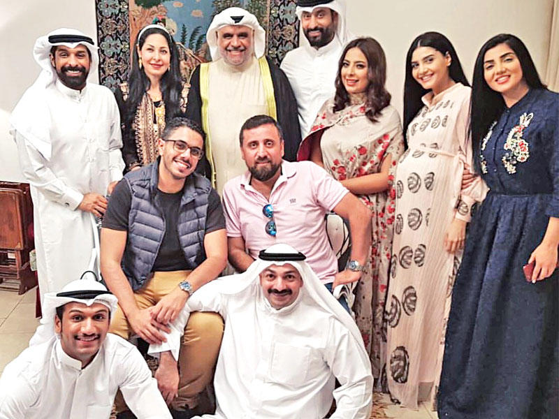 مع طاقم عمل مسلسل "موضي قطعة من ذهب"