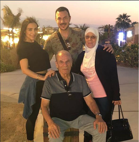 باسل برفقة والديه وزوجته