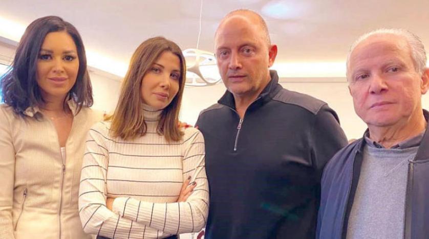 صورة لـ نانسي وزوجها ووالدها خلال حوار مع الزميلة دارين شاهين
