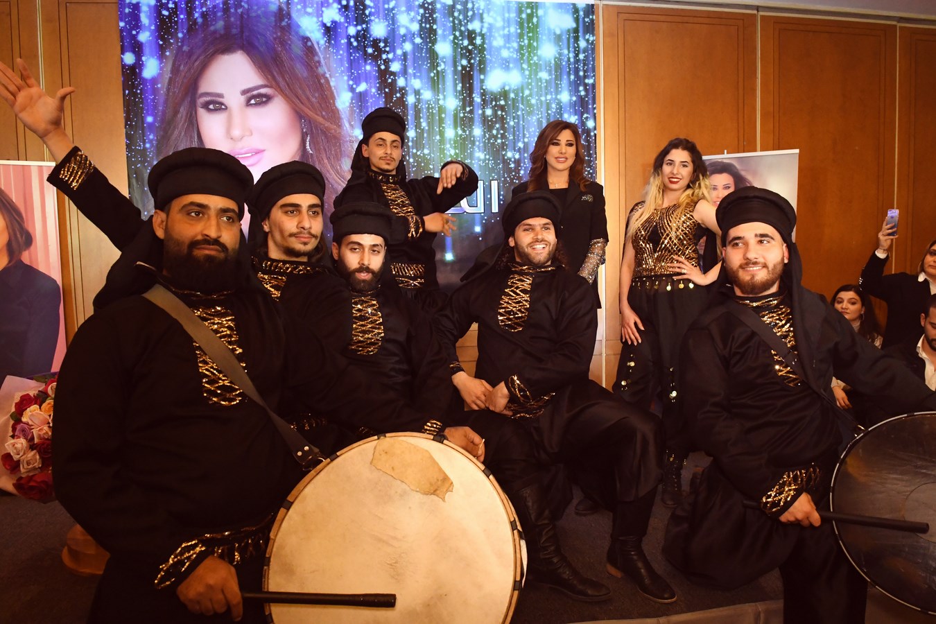 صورة لـ نجوى كرم مع الزفة