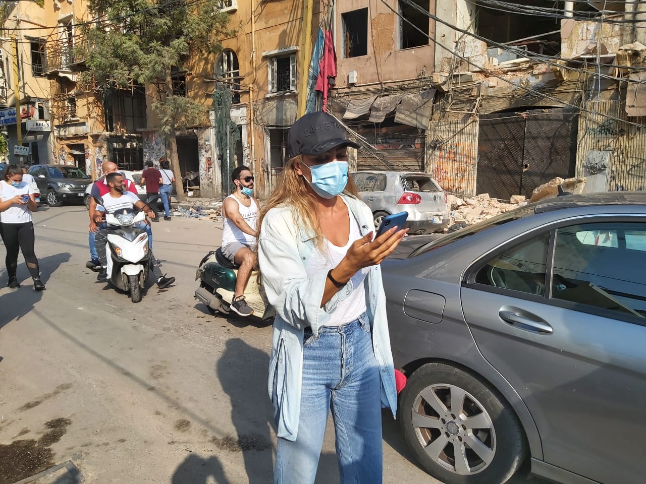 مايا دياب خلال جولتها في شوارع بيروت