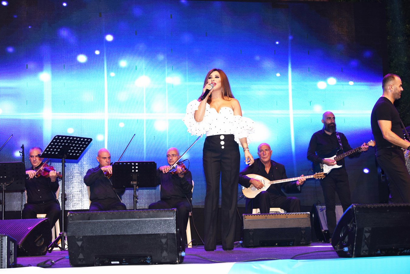 الفنانة نجوى كرم