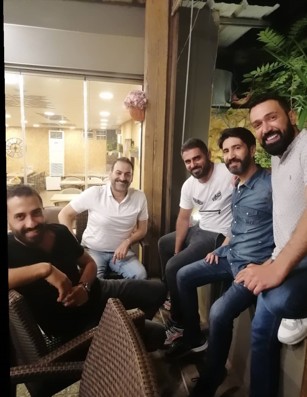 طارق مع طلال الجردي ومجموعة من الأصدقاء