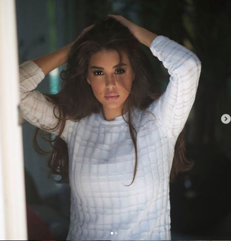 ياسمين صبري بإطلالة عملية باللون الأبيض