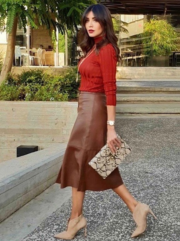 أمل بوشوشة في التنورة الجلدية الميدي