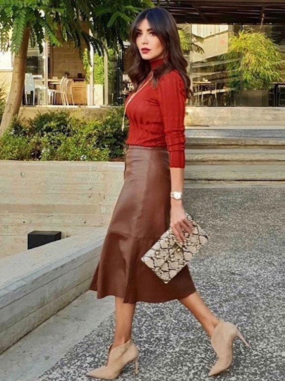 أمل بوشوشة في التنورة الجلدية الميدي