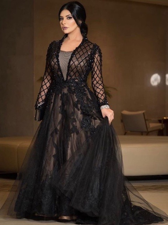 فستان سهرة أسود من قماش التول اعتمدته لمياء طارق