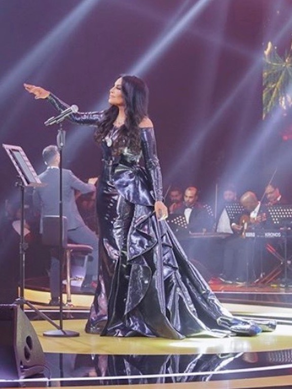 أحلام في فستان باللون الأسود من زهير مراد