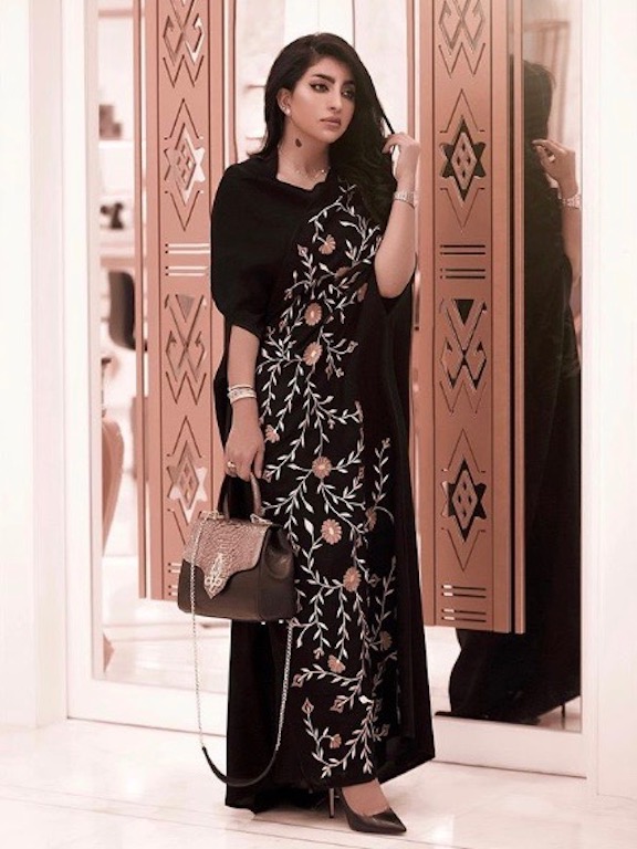 بثينة الرئيسي في عبايه مطرزة بالورود