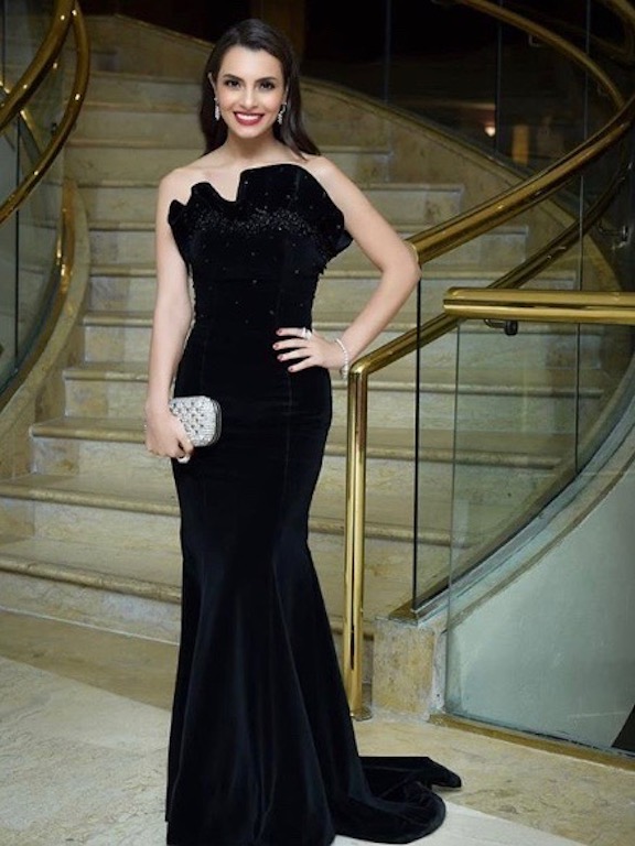كارمن سليمان في فستان مخمل أسود