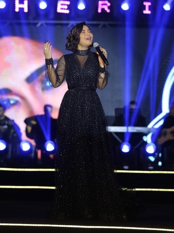 فستان أسود من الشيفون البراق خيار شيرين على المسرح