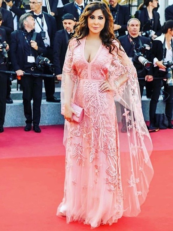 إليسا في فستان من الدانتيل الزهري من إيلي صعب