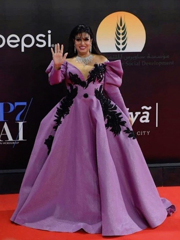 فيفي عبدو تصدم الجميع بفستانها البنفسجي: