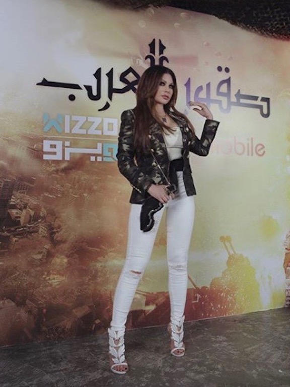 هيفاء وهبي أنيقة في السترة العسكرية