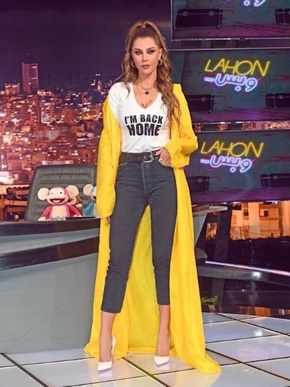 كارلا حداد في بنطلون جينز خصر عالي