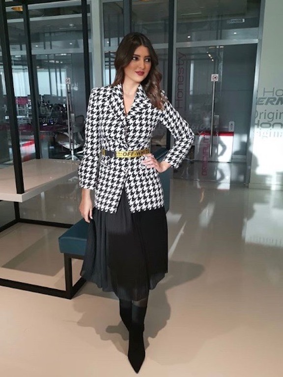 مريم سعيد أنيقة في تنورة ميدي باللون الأسود