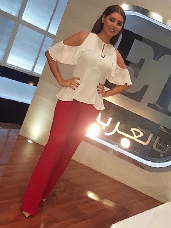 مريم سعيد أنيقة في البنطلون الأحمر