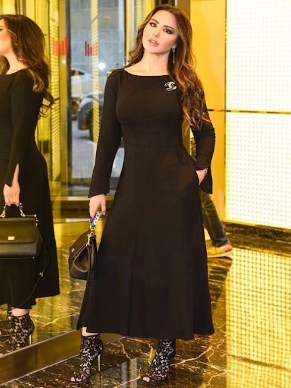 فستان أسود ناعم بأسلوب سهير القيسي