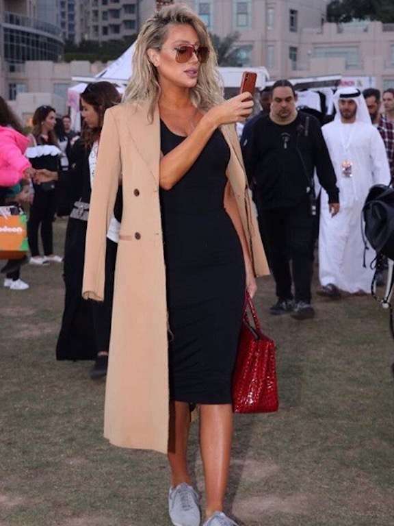 مايا دياب في لوك شبابي في المعطف البيج