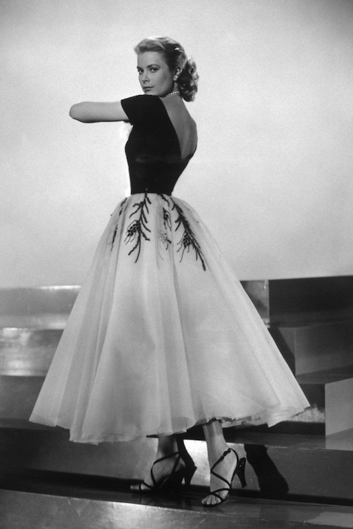 اطلالة فاخرة لـ  “غريس كيلي” Grace Kelly في فستان سهرة ميدي