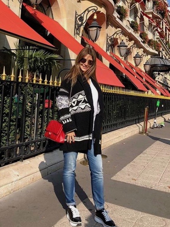 نانسي عجرم تكمل اطلالتها الكاجوال بشنطة يد حمراء من شانيل