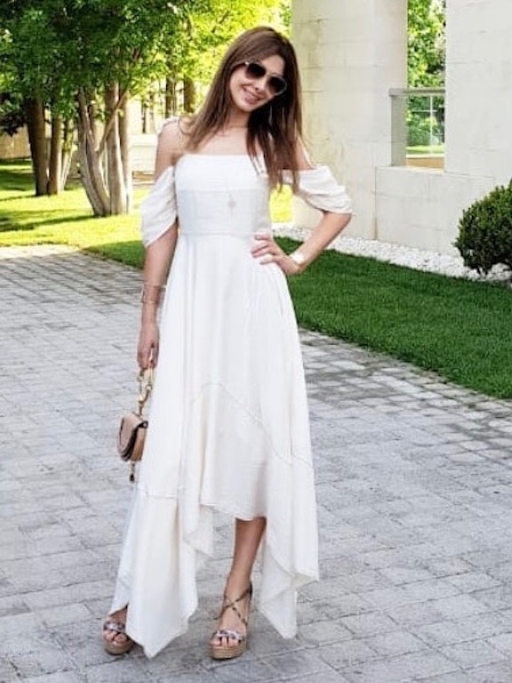 نانسي عجرم في فستان صيفي أبيض