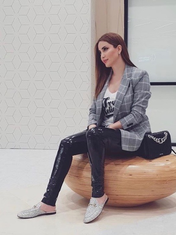 تنسيق عصري في البليزر والبنطلون الجلدي من نسرين طافش