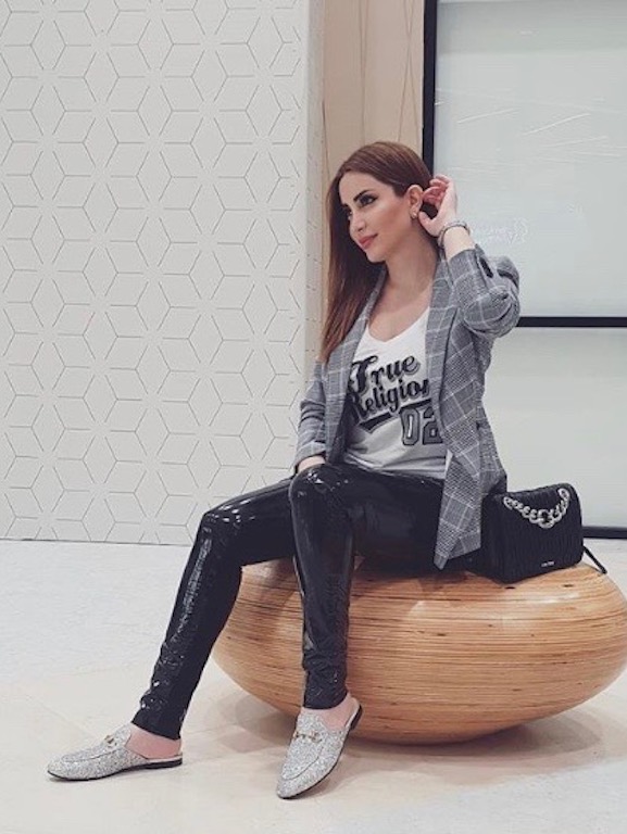 نسرين طافش في لوك عصري في التيشرت القطنية