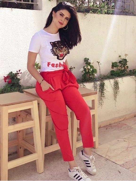 سلمى رشيد في تنسيق شبابي في البنطلون الأحمر