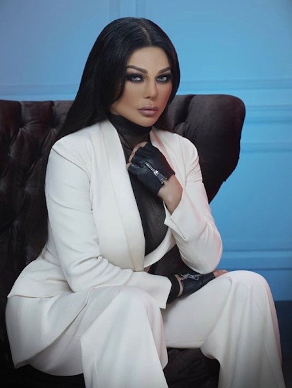 هيفاء وهبي في بدلة باللون الأبيض