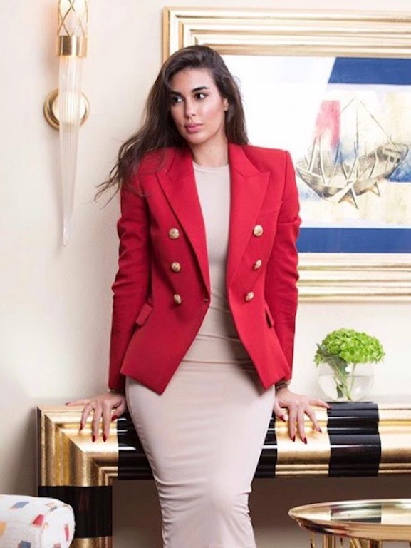 ياسمين صبري أنيقة في بليزر باللون الأحمر