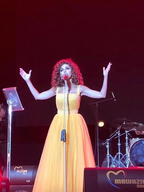 فستان باللون الأصفر تألقت به ميريام فارس على المسرح