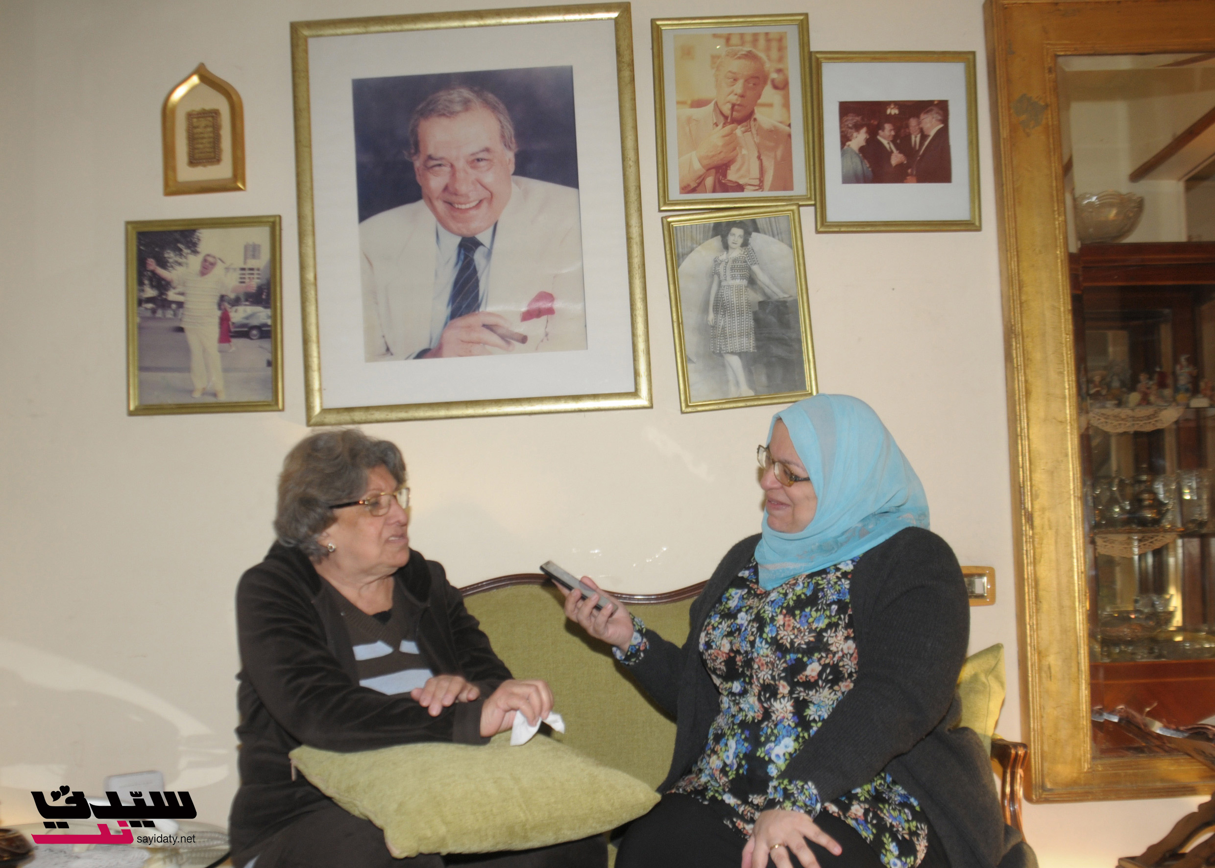 منى مع الزميلة هبة خورشيد