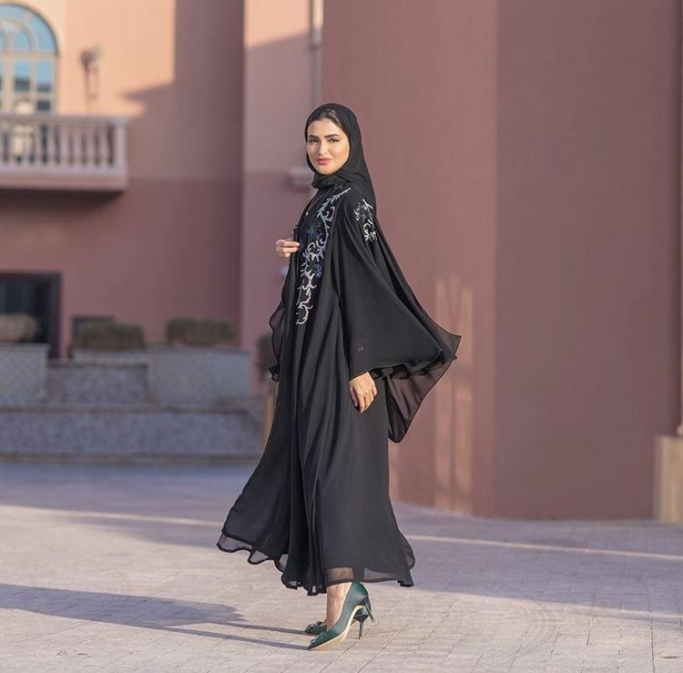 العباية مع الأكمام الواسعة من حنين الصيفي