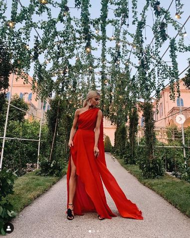 Caroline Daur بفستان باللون الأحمر