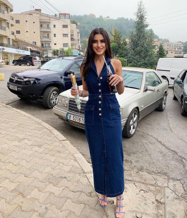 ديما الشيخلي بفستان من الجينز