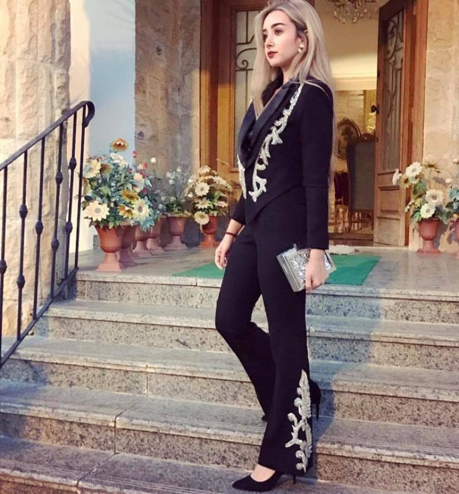 بدلة رسمية باللون الأسود اختارتها هنا الزاهد