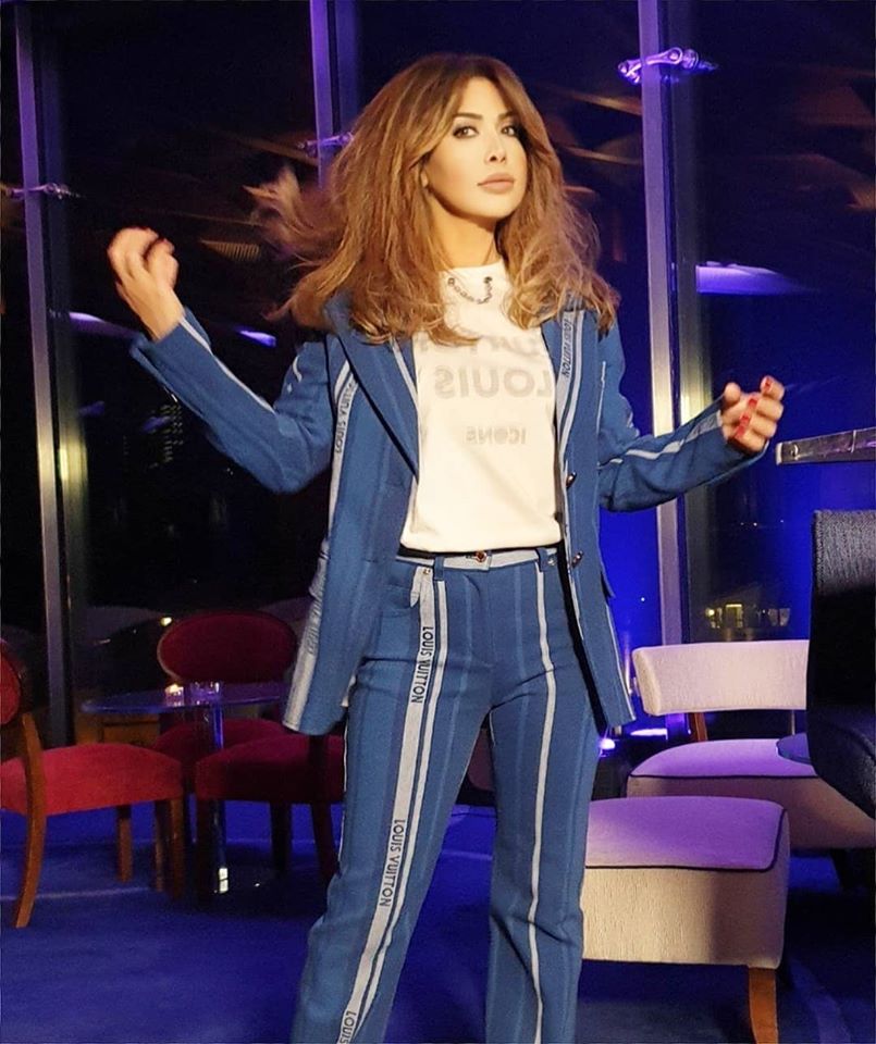 بدلة عصرية من لويس فويتون اختارته نوال الزغبي