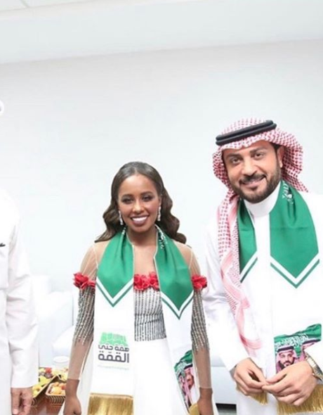 داليا مبارك في فستان باللون الأبيض في اليوم الوطني السعودي