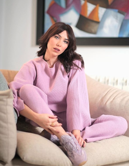 دانييلا رحمة في ملابس مريحة باللون الزهري