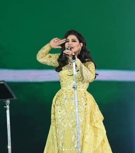 فستان باللون الأصفر اختارته أحلام