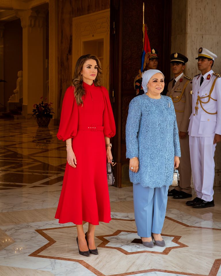 فستان أحمر ناعم تألقت به الملكة رانيا
