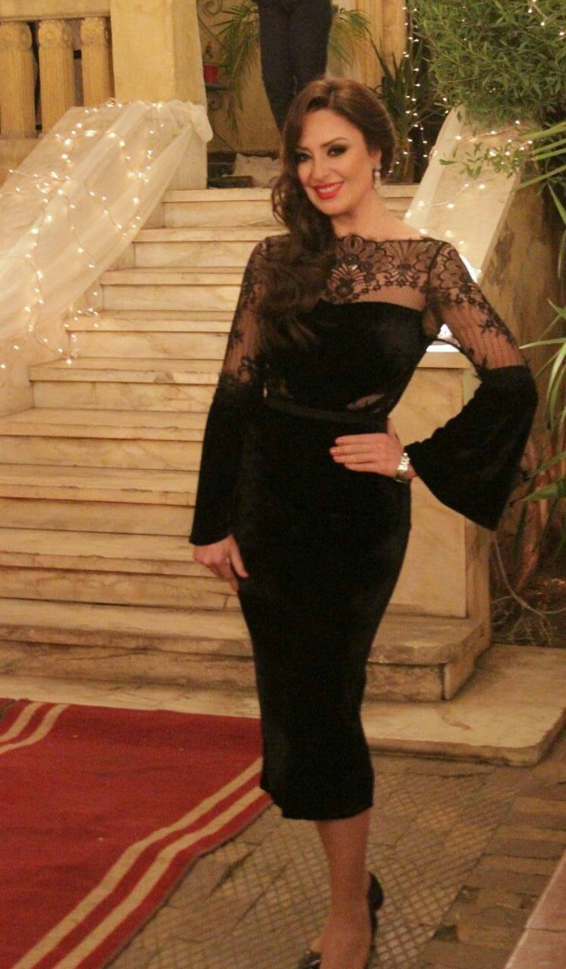 فستان أسود دانتيل تألقت به نيرمي الفقي