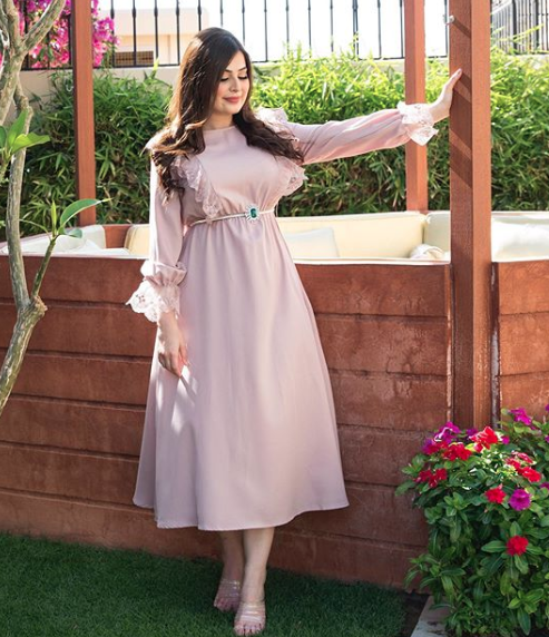 فستان زهري ناعم تألقت به رؤى الصبان