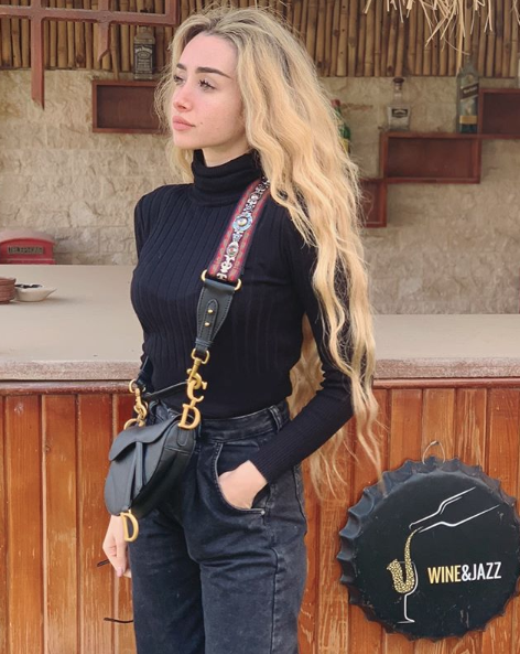 هنا الزاهد في لوك شبابي باللون الأسود